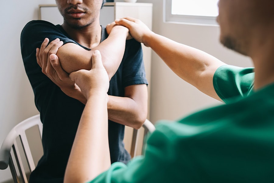 Fracture de l’olécrane : comment se déroule la rééducation ?