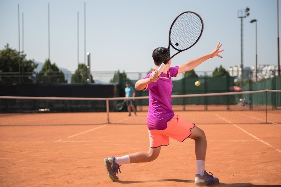 Tennis elbow, quels sont les symptômes avant-coureurs ?